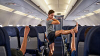 Panduan-Olahraga-Ringan-di-Dalam-Pesawat-untuk-Perjalanan-Jarak-Jauh